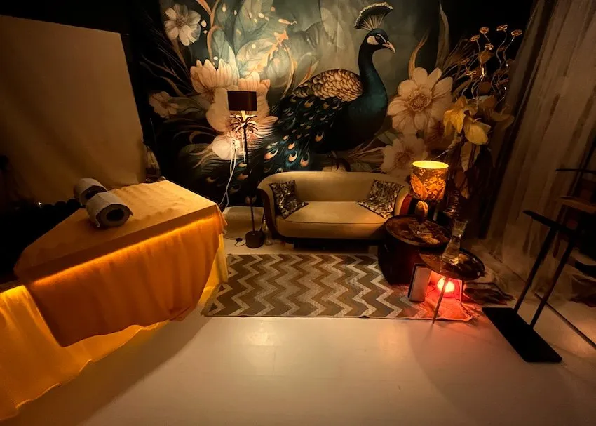 L'Atelier du Corps: Verwarmde massagetafel, ontspanningsbank en pauwenwand